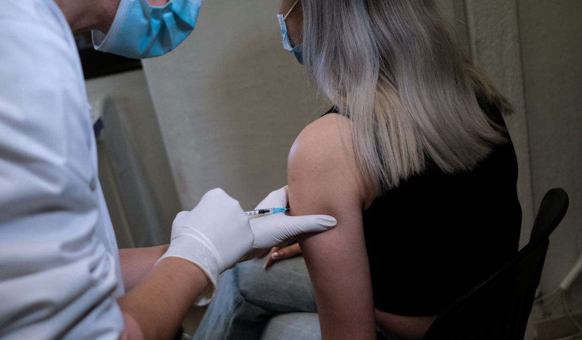 Πήρε παπά στον εμβολιασμό της για να τη «διαβάσει» αν πάθει κάτι – Απίθανες ιστορίες στην Πάτρα