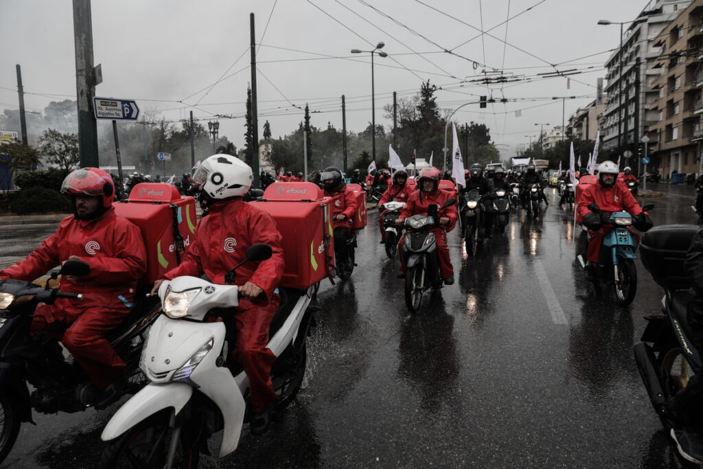 Στους δρόμους σήμερα οι διανομείς: Εναντίον των μετατροπών συμβάσεων – Για πλήρη εργασιακά δικαιώματα