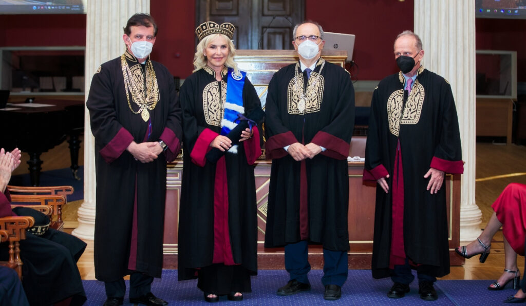 Επίτιμη Διδάκτωρ του τμήματος Φαρμακευτικής του ΕΚΠΑ η πρόεδρος και CEO του ΟΦΕΤ, Ιουλία Τσέτη