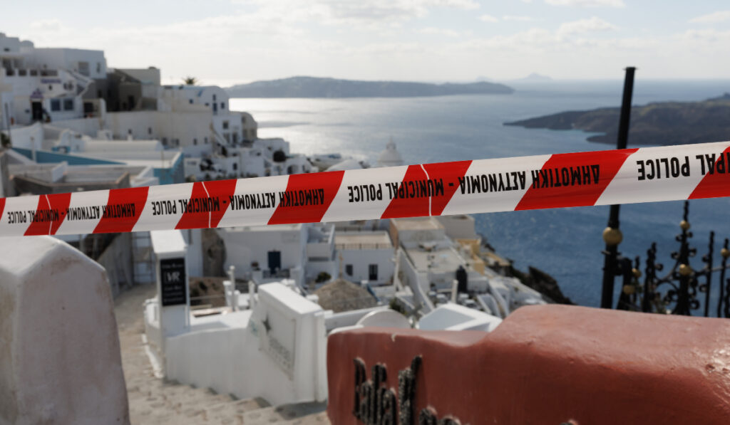 Σαντορίνη: Ειδική αποστολή του ΕΚΠΑ με το βλέμμα στις κατολισθήσεις – Οι επικίνδυνες περιοχές