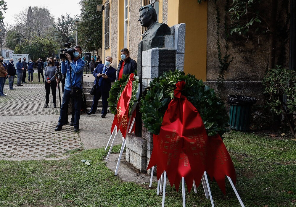 Πώς έσπασε η απαγόρευση της κυβέρνησης για το Πολυτεχνείο με μάσκες, λουλούδια και αποστάσεις