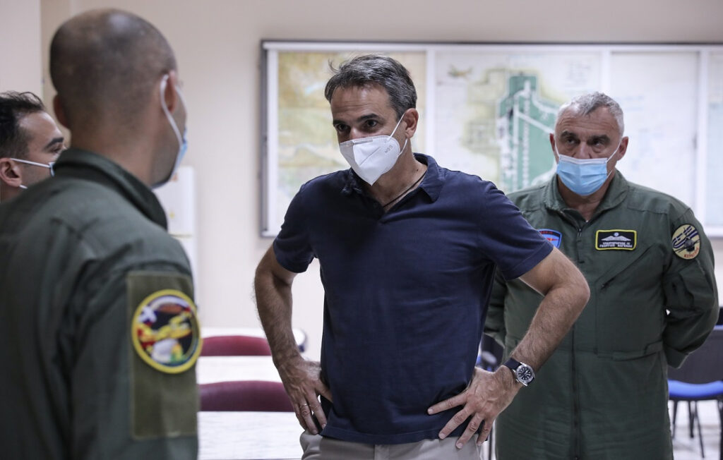 Ο Κυριάκος Μητσοτάκης στη βάση των Canadair: Το «ευχαριστώ» σε πιλότους και μηχανικούς