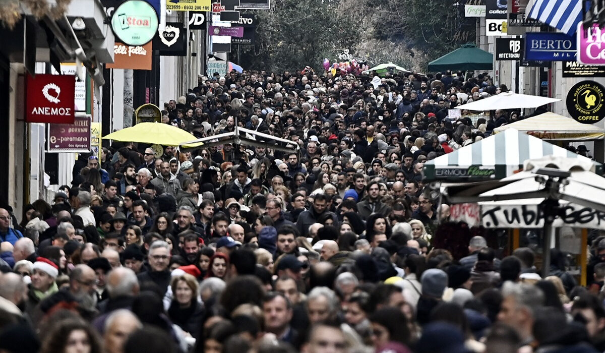 Το αδιαχώρητο για τα τελευταία ψώνια – Αντιστροφή μέτρηση και προετοιμασίες για την Πρωτοχρονιά