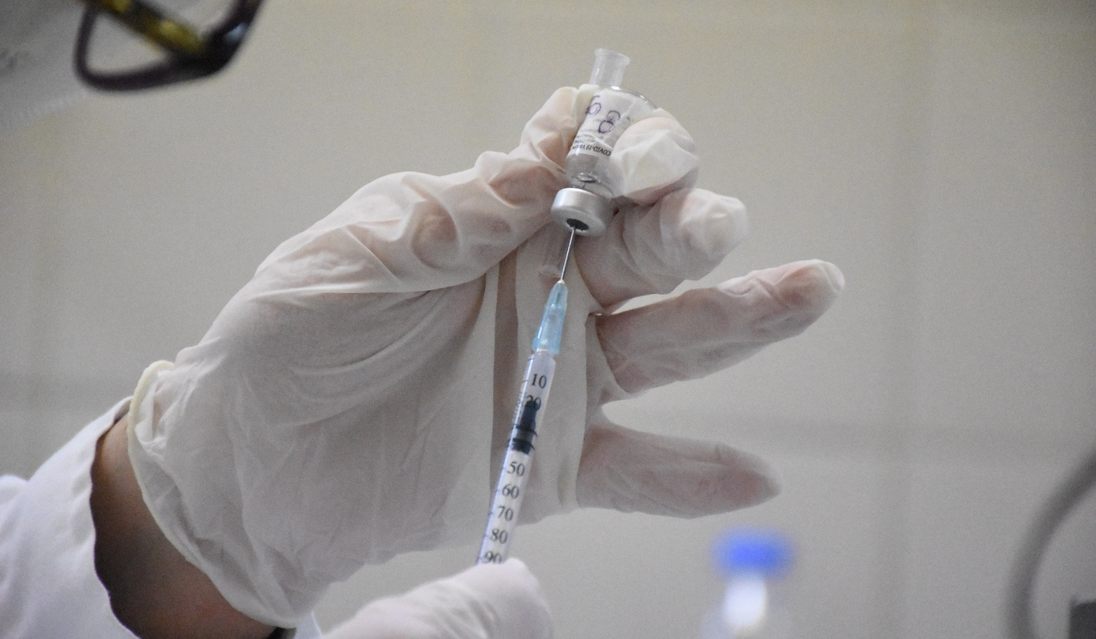 Κρήτη: Γιατρός ξεσπά με τους αντιεμβολιαστές – «Ποτέ δεν σας βάλαμε τσιπάκια, κανείς δεν θέλει να πεθάνετε»