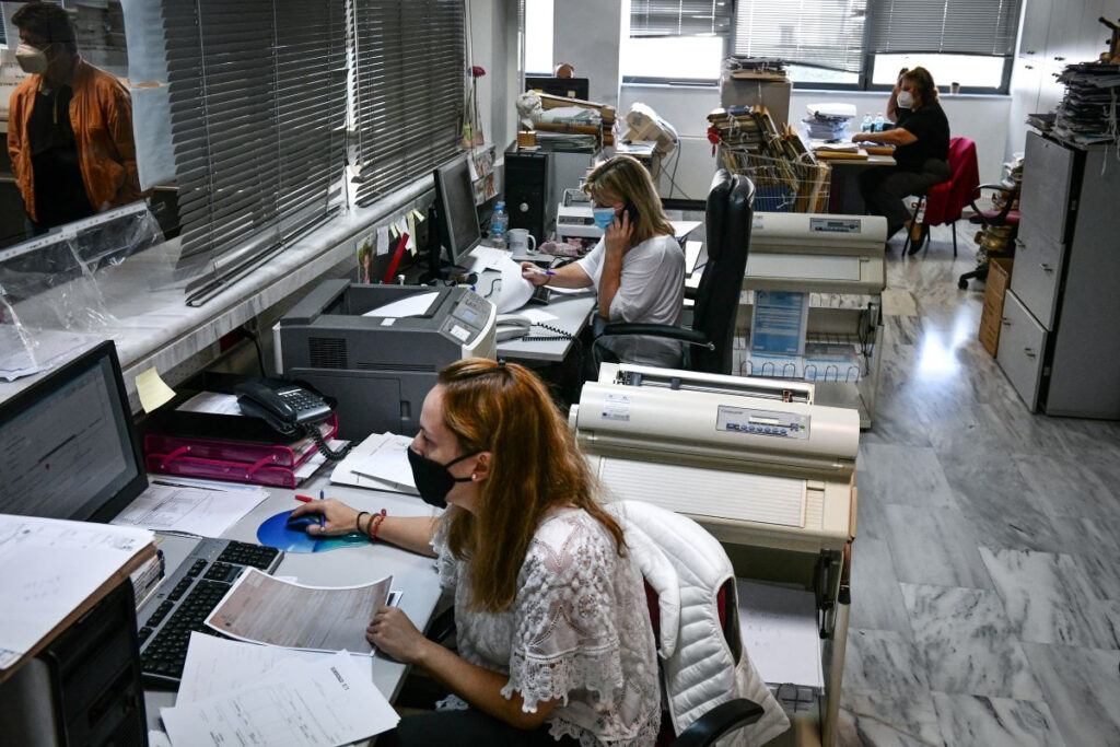 Δημόσιο: Όλα τα μέτρα για εξοικονόμηση ρεύματος – Ποιοι θα έχουν μπόνους