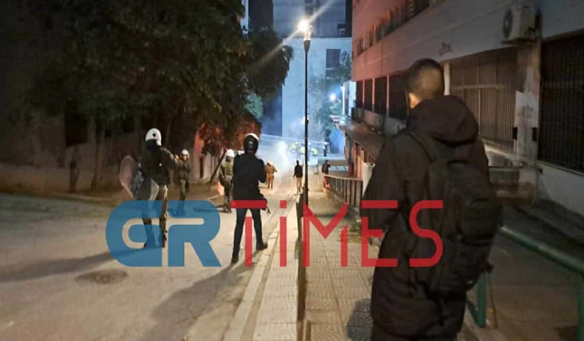 Επεισόδια στη Θεσσαλονίκη: Πετροπόλεμος και δακρυγόνα στο ΑΠΘ (Βίντεο, Εικόνες)
