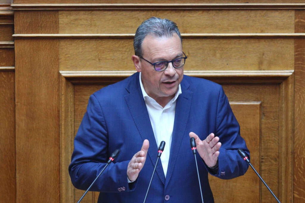 Ξανά επίκαιρη ερώτηση από Φάμελλο σε Μητσοτάκη για τη μη φορολόγηση υπερκερδών σε καύσιμα και ρεύμα
