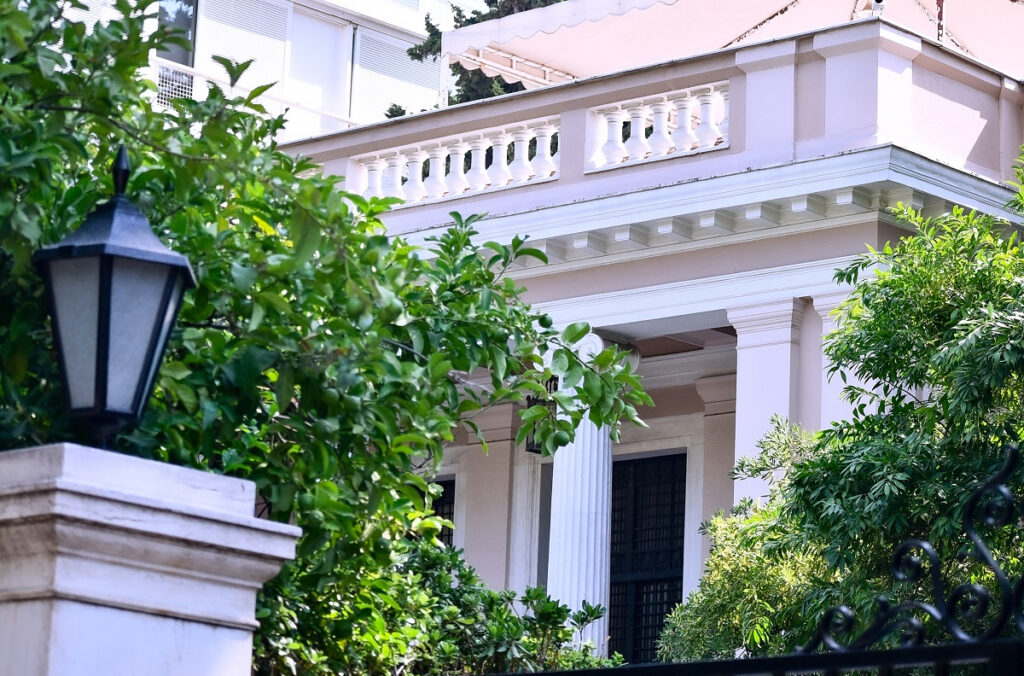 Πώς πιάνονται στη φάκα τα «ποντίκια» του Μαξίμου…