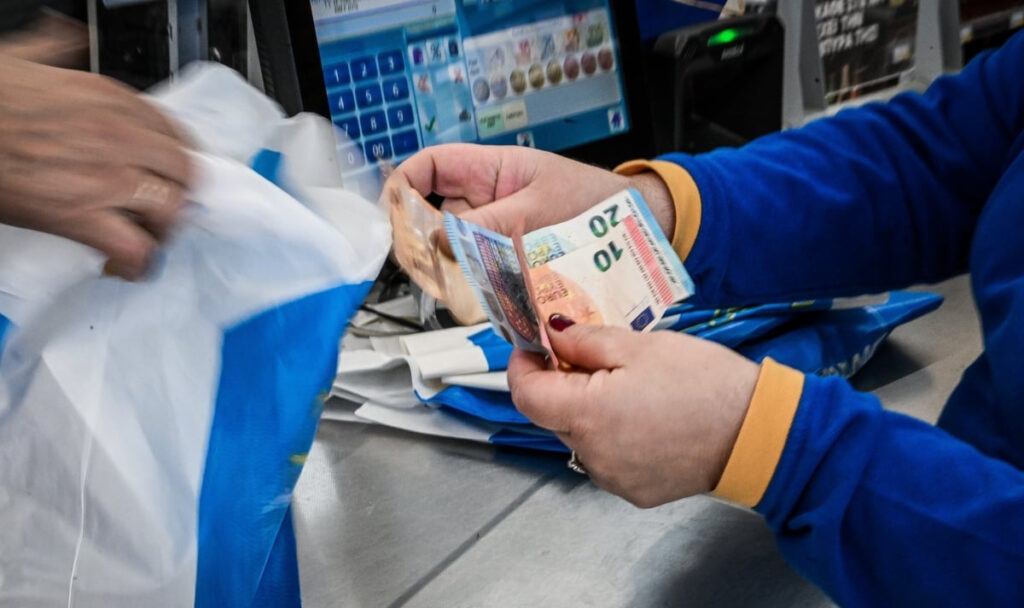 Τάσεις MRB: Απαισιόδοξοι οι πολίτες για την οικονομία – Προεξοφλούν άνοδο των κομμάτων δεξιά της ΝΔ