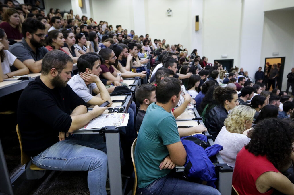 Εκτός διαγωνισμού ΑΣΕΠ πτυχιούχοι ΑΕΙ, δεκτά των κολεγίων – Η απόλυτη παράνοια 
