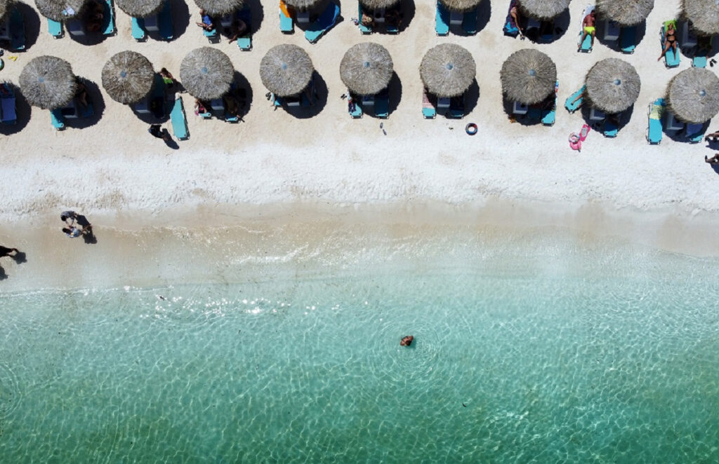 Χαλκιδική: Νέα εκδοχή από το beach bar για την καταγγελία μητέρας – «Δεν τάιζε το παιδί, έτρωγε παστίτσιο»