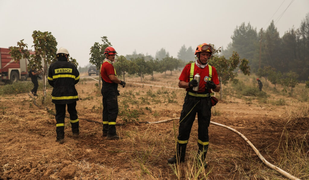 Υπό μερικό έλεγχο η πυρκαγιά στο Μαρκόπουλο Αττικής