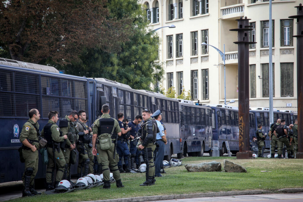 Στο «κόκκινο» η ένταση στη Θεσσαλονίκη – Δρακόντεια μέτρα της ΕΛ.ΑΣ., επιμένουν στην πορεία οι οπαδοί του ΠΑΟΚ