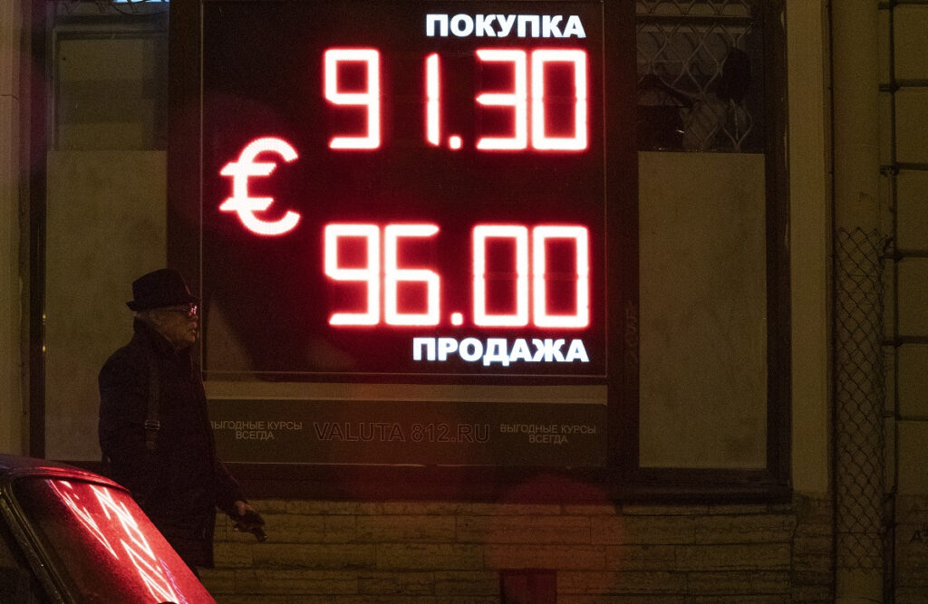 Έκλεισε η πρώτη ρωσική τράπεζα λόγω αναλήψεων