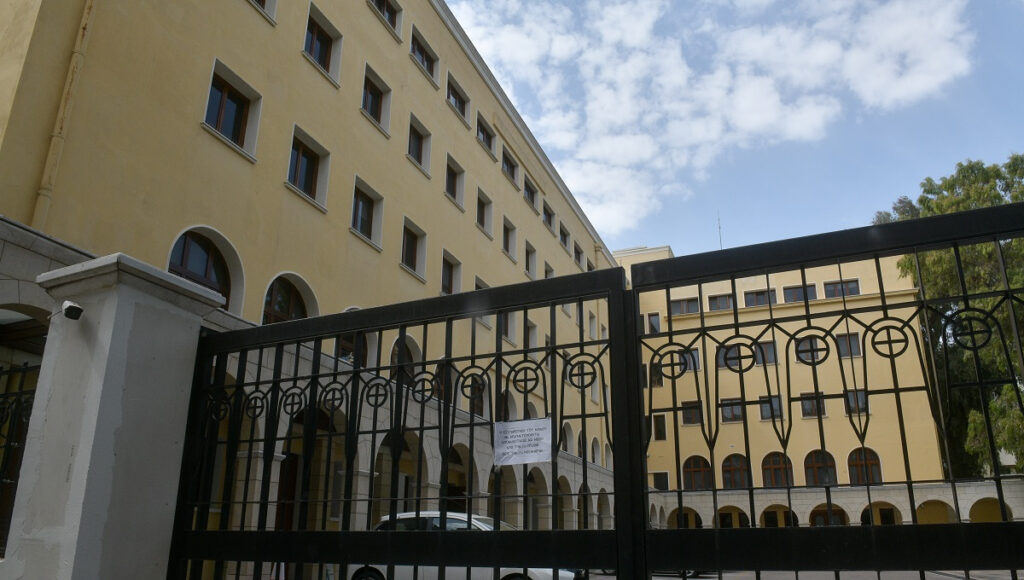 Μονή Πετράκη: Ιερέας επιτέθηκε κατά Μητροπολιτών με βιτριόλι