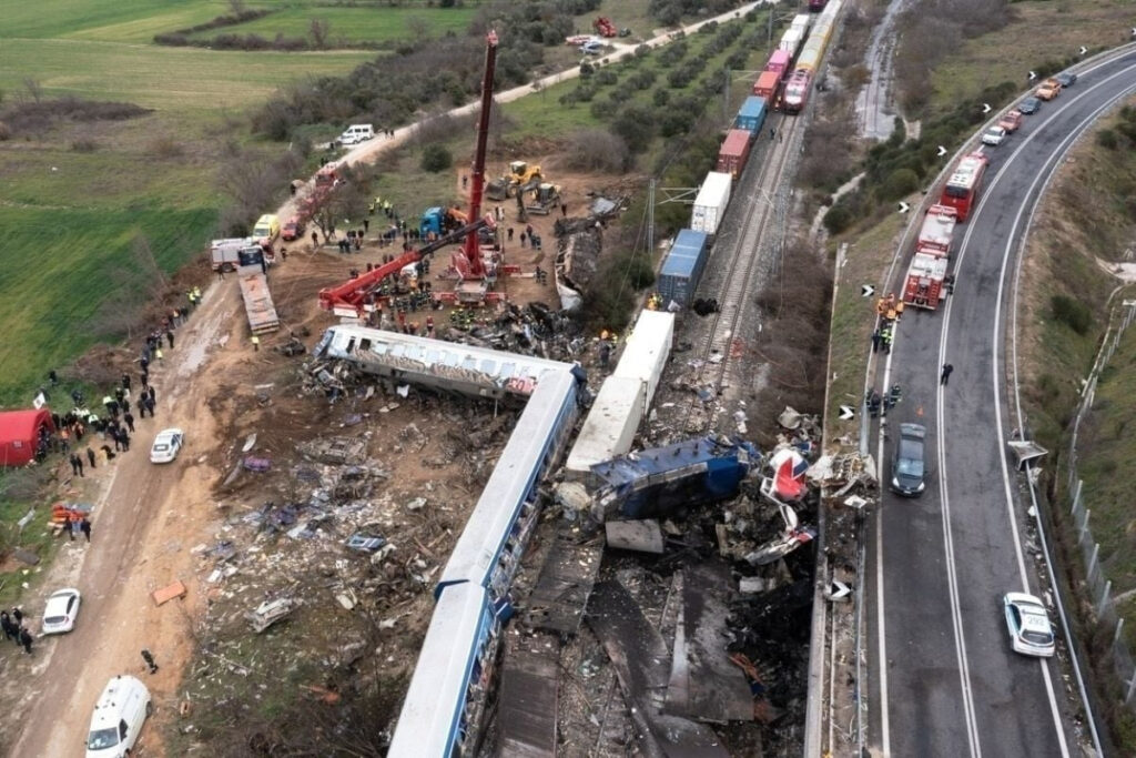 Τέμπη: Ο μοντέρ και η μονταζιέρα – Πώς στήθηκε το αφήγημα ότι «για όλα φταίει ο σταθμάρχης»