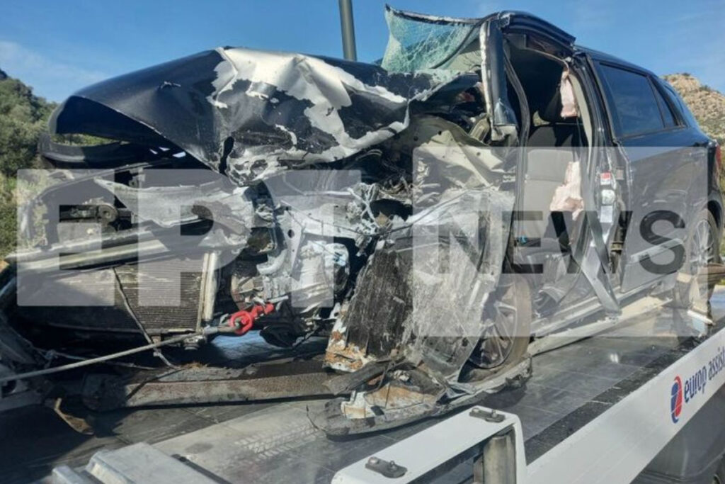 Σοβαρό τροχαίο στη Λεωφόρο Σουνίου: Δύο τραυματίες, άμορφη μάζα το ένα ΙΧ