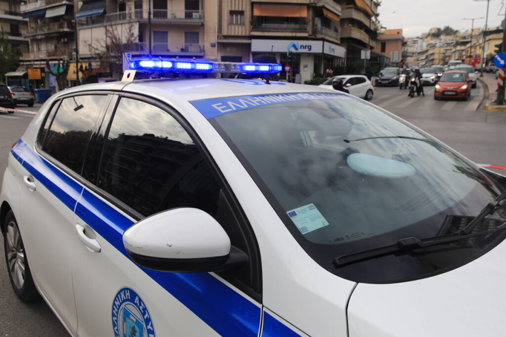 Ζάκυνθος: Η «μητέρα» που κακοποιούσε τα παιδιά της ζητούσε λεφτά αντί στεφάνων στην κηδεία του άντρα της
