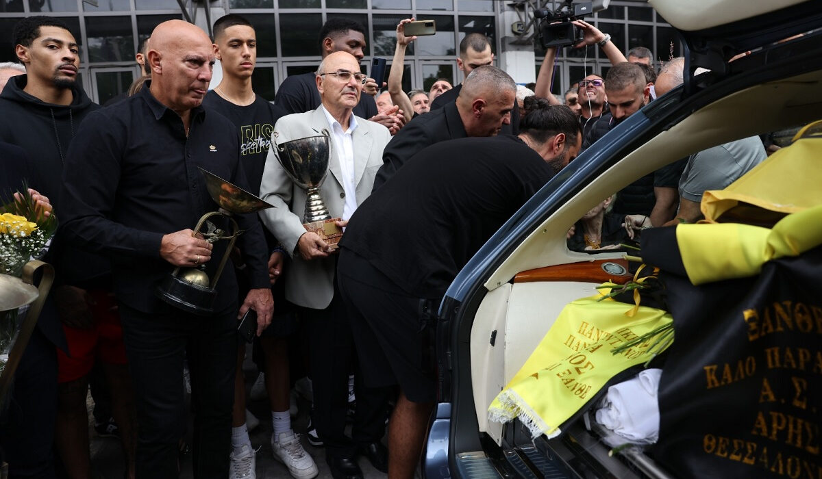 H Θεσσαλονίκη αποχαιρετά τον «ξανθό» της – Προσκύνημα στο Αλεξάνδρειο (Εικόνες – Βίντεο)
