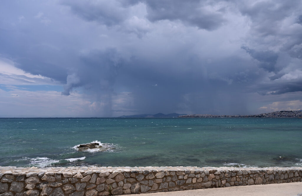 Καιρός – ΕΜΥ: Πού θα έχει βροχές και καταιγίδες