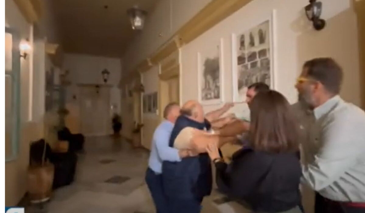 «Ρινγκ» έγινε το Δημοτικό Συμβούλιο στις Σέρρες: Αντιδήμαρχοι πιάστηκαν στα χέρια (βίντεο)