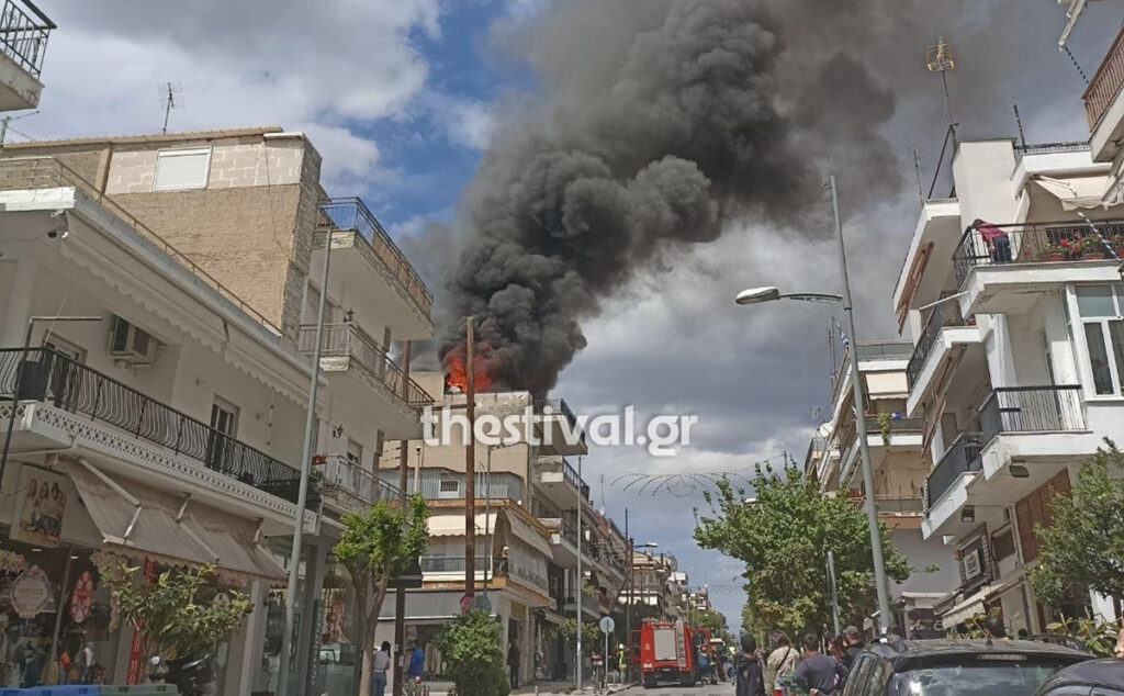 Θεσσαλονίκη: Μεγάλη φωτιά σε πολυκατοικία – Καίγεται δώμα