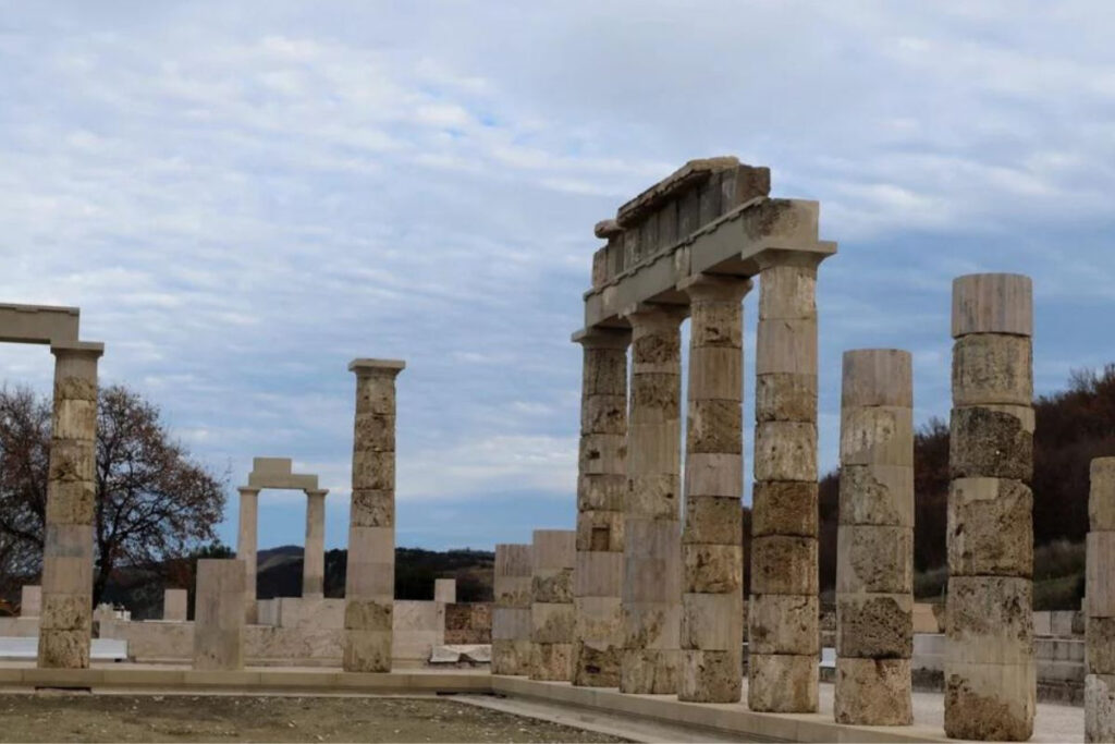 Εγκαίνια για το αναστηλωμένο ανάκτορο του Φιλίππου Β΄ της Μακεδονίας – Ένα μνημείο με τεράστια παγκόσμια σημασία