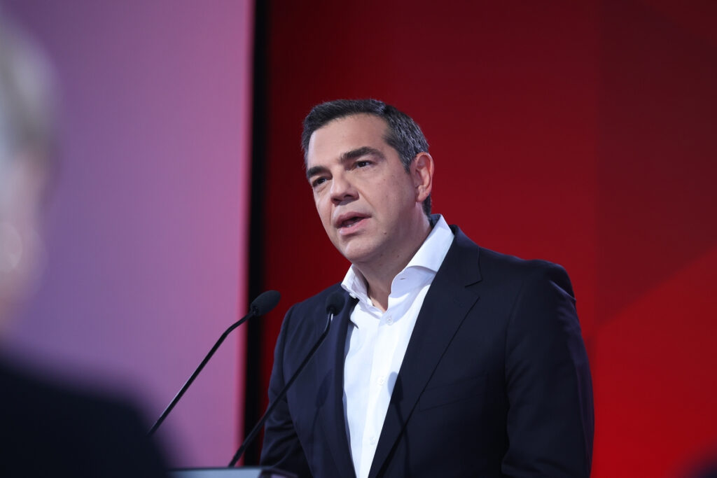 Ο Τσίπρας του έδειχνε το «φεγγάρι» και ο Μητσοτάκης κοίταζε το «δάχτυλο» – Μια ιστορία για τους δύο από το 2021