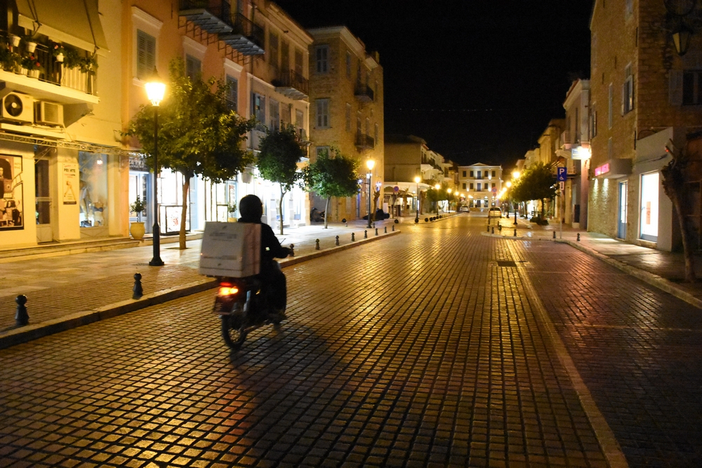 Τέλος το take away και το drive through: Σε ποιες περιοχές επιτρέπεται μόνο το delivery