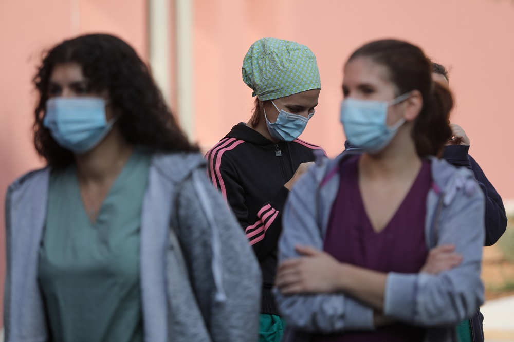Κρούσματα σήμερα 2/11: Άρον – άρον μέτρα, τα νοσοκομεία στην πρέσα και η ανακοίνωση του ΕΟΔΥ