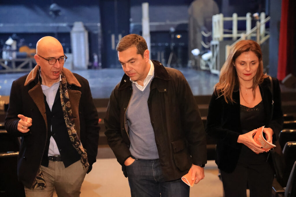 Στην παράσταση «Τα Φώτα της Πόλης» ο Αλέξης Τσίπρας και η Μπέτυ Μπαζιάνα με τα παιδιά τους