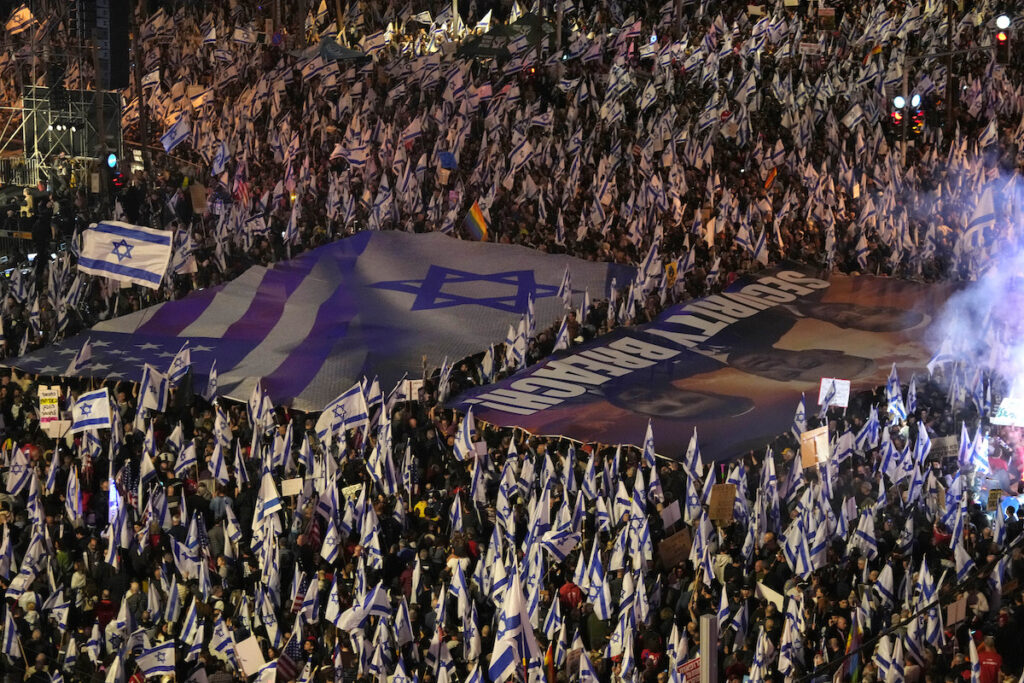Οι Ισραηλινοί συνεχίζουν τις διαμαρτυρίες για τη «δικαστική μεταρρύθμιση» παρά την αναβολή της από τον Νετανιάχου