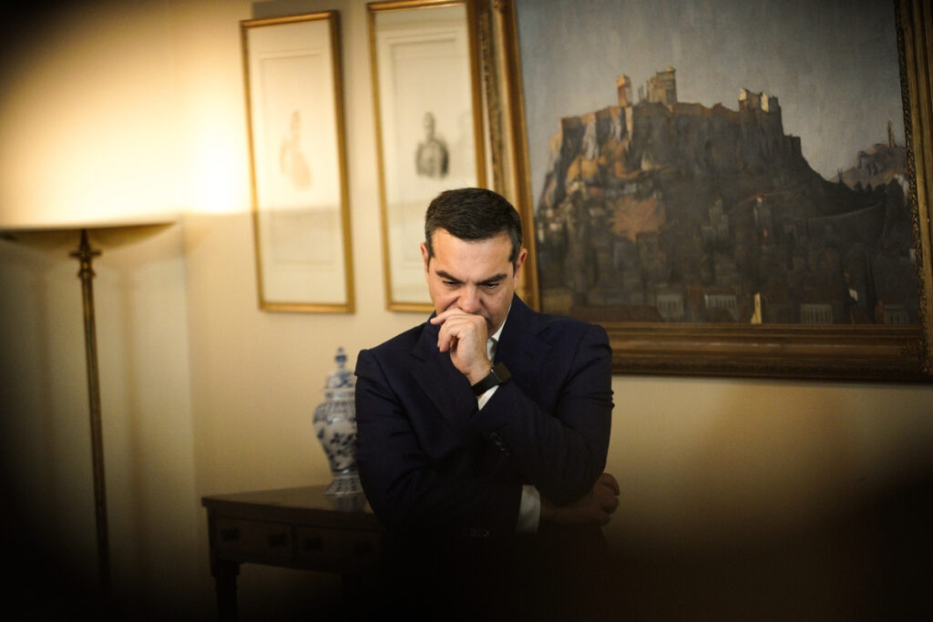 Τσίπρας: Μόνος στο σπίτι γράφει, σβήνει – Στέλνει μηνύματα