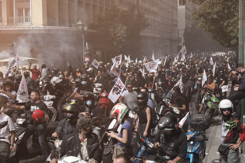 Σε εξέλιξη μοτοπορεία στην Αθήνα – Απεργούν διανομείς, κούριερ και ντελίβερι (Εικόνες)