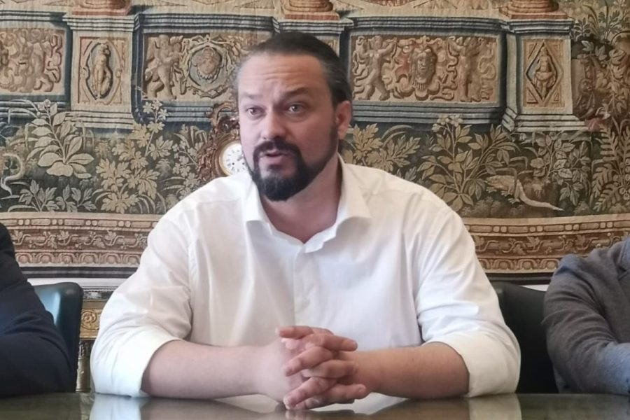 Δήμαρχος παραγγέλνει Εσταυρωμένους για τις σχολικές τάξεις και ξηλώνει τα παγκάκια από τα πάρκα αστέγων