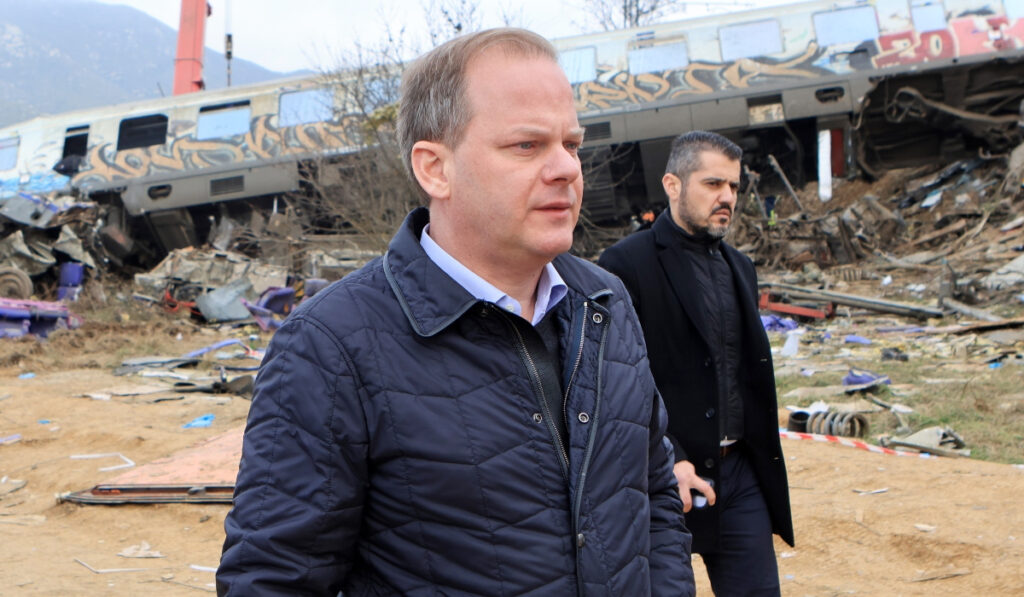 Τέμπη: Δικηγόρος «δείχνει» εδώλιο για Καραμανλή «εάν γνώριζε ότι δεν υπήρχαν μέτρα ασφαλείας»