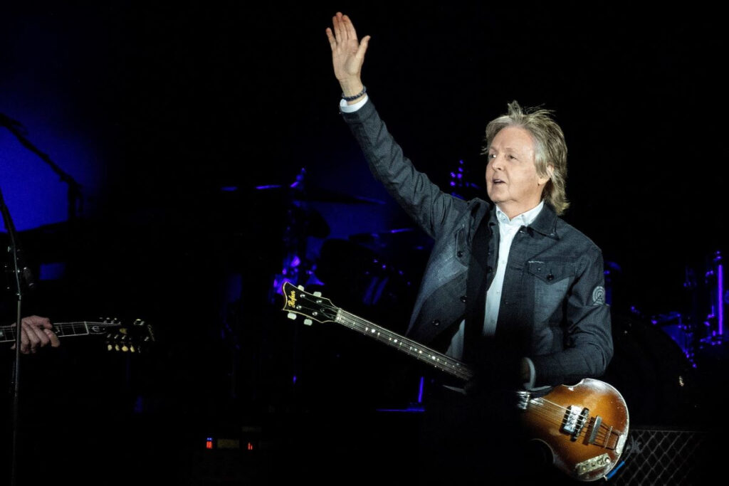 Βουτιές από γιοτ στη Μύκονο ο Paul McCartney – Έγινε 80 και έχει γενέθλια (φωτ.)
