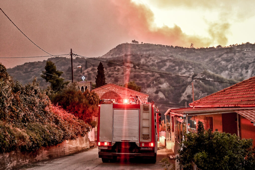 Σε μήκος 32 χιλιομέτρων η φωτιά στην Κορινθία – Σαρώνει τα πάντα στο πέρασμά της (Εικόνες, Βίντεο)