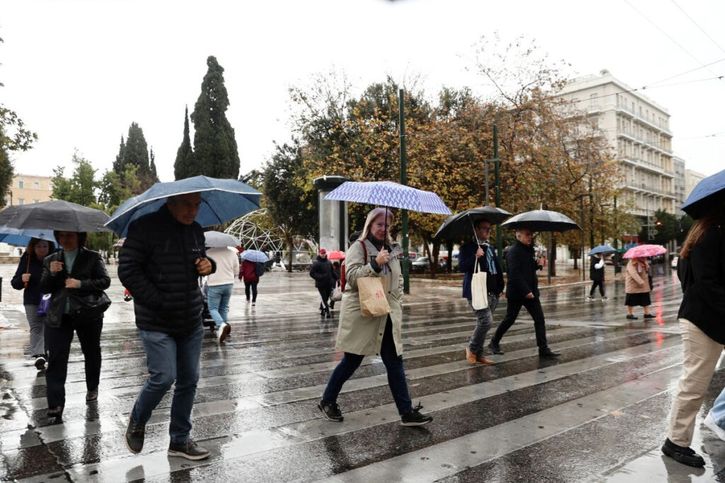 Βροχή, μποτιλιάρισμα και πλημμυρισμένοι δρόμοι στην Αθήνα – «Χιονοκαταιγίδα» στα δυτικά της Αττικής