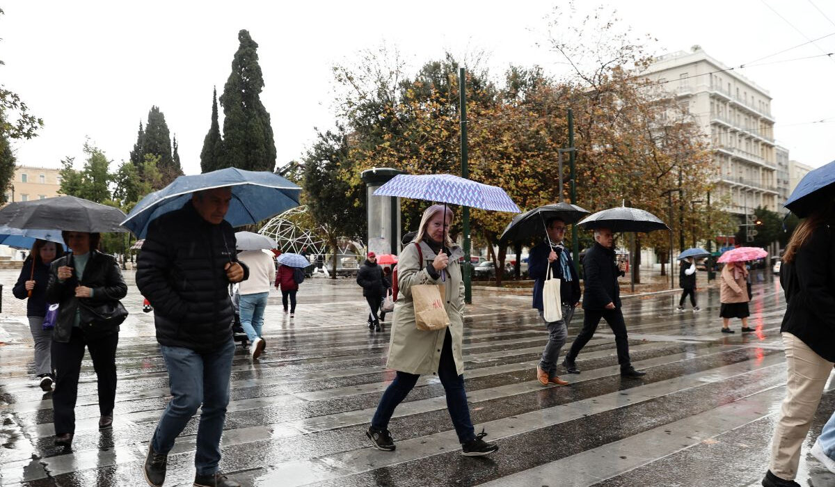 Βροχή, μποτιλιάρισμα και πλημμυρισμένοι δρόμοι στην Αθήνα – «Χιονοκαταιγίδα» στα δυτικά της Αττικής