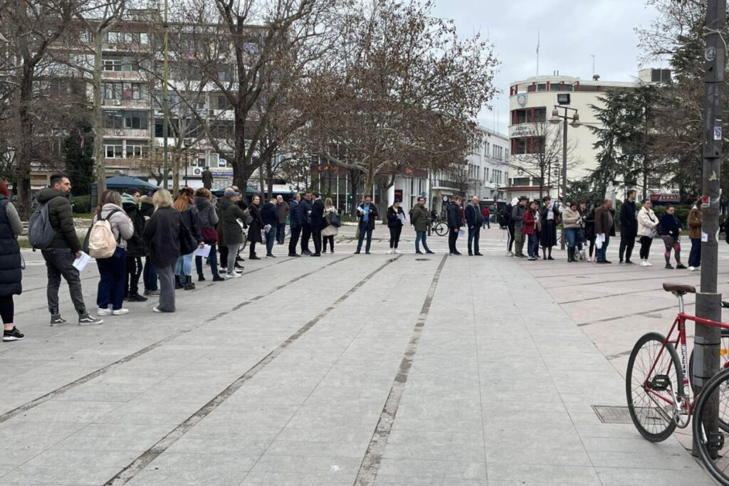Τέμπη: Συγκινητικές εικόνες στην κεντρική πλατεία της Λάρισας – Ουρές για την έκτακτη αιμοδοσία