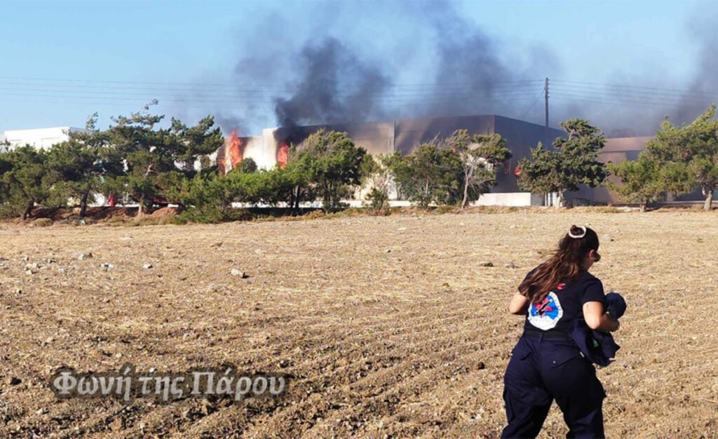 Μεγάλη φωτιά σε βιοτεχνία στην Πάρο – Ακούστηκαν εκρήξεις (βίντεο)