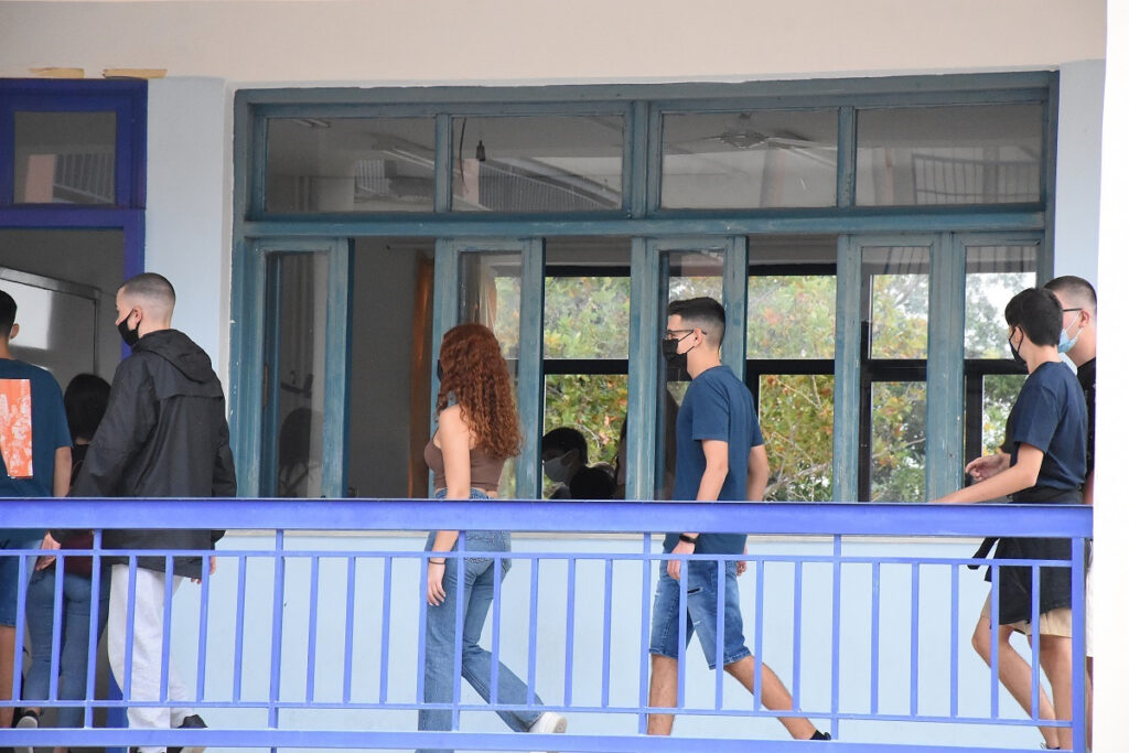 Σχολεία σε Αίγινα και Αγκίστρι: Ούτε μια ώρα μάθημα σε Φυσική, Χημεία, Βιολογία και Γεωγραφία