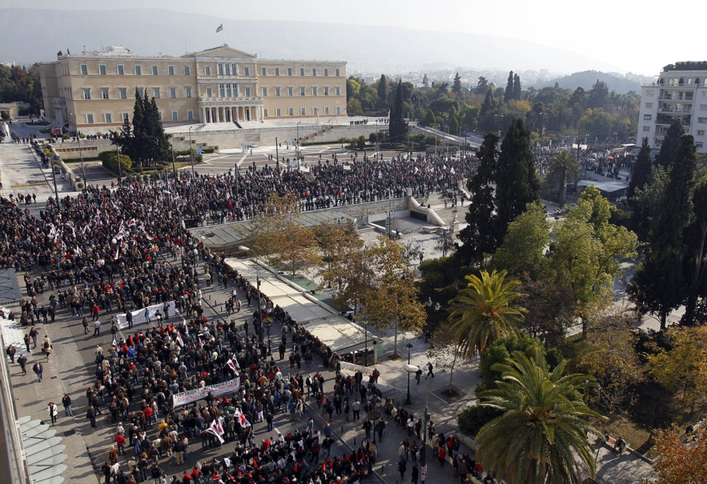 Για πρώτη φορά η κυβέρνηση απέναντι σε μέτωπο «κοινωνικής αντιπολίτευσης»