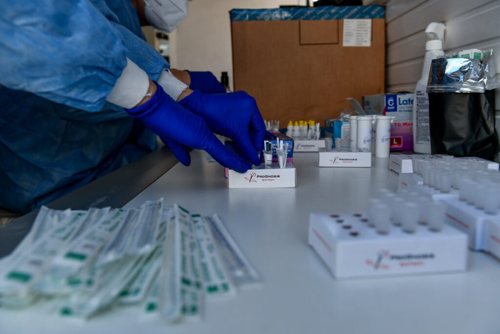 Πού εντοπίστηκαν τα 18.333 κρούσματα σήμερα 22/1, όλες οι περιοχές: 7.001 στην Αττική και 1.621 στην Θεσσαόνίκη