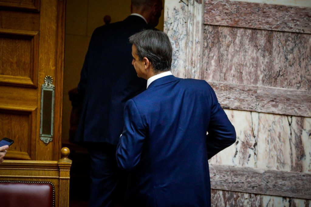 Το χρονικό της μεγάλης φυγής: Πώς ο Μητσοτάκης επέλεξε την άτακτη υποχώρηση