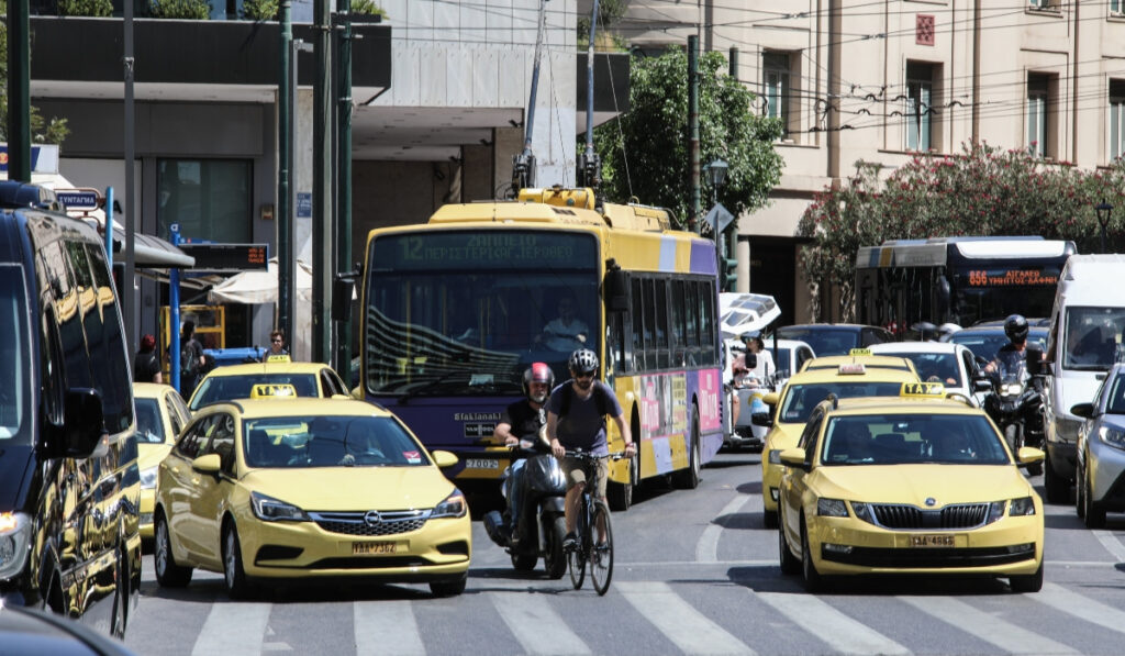 Κίνηση στους δρόμους: Στο «κόκκινο» Κηφισός, Κηφισίας και κέντρο Αθήνας – Μποτιλιάρισμα στην Αττική Οδό