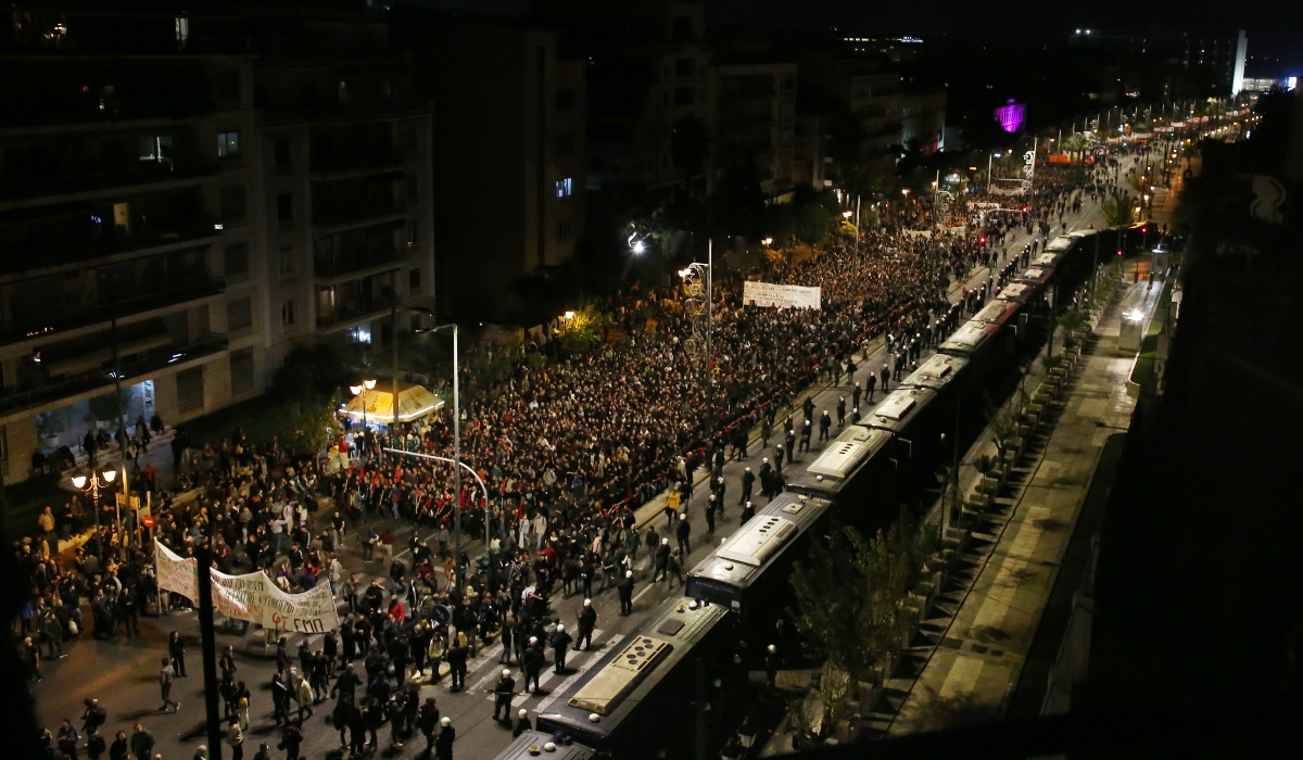 Πολυτεχνείο: «Οι εξεγέρσεις δεν μπαίνουν στα μουσεία» – Χιλιάδες κόσμου στην πορεία μνήμης (Φωτογραφίες, βίντεο)