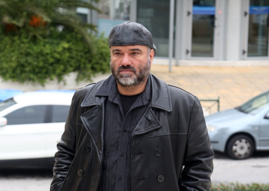 Δίκη Κώστα Κωστόπουλου – Συγκλονίζει η κατάθεση της ηθοποιού που κατήγγειλε τον βιασμό της από τον σκηνοθέτη