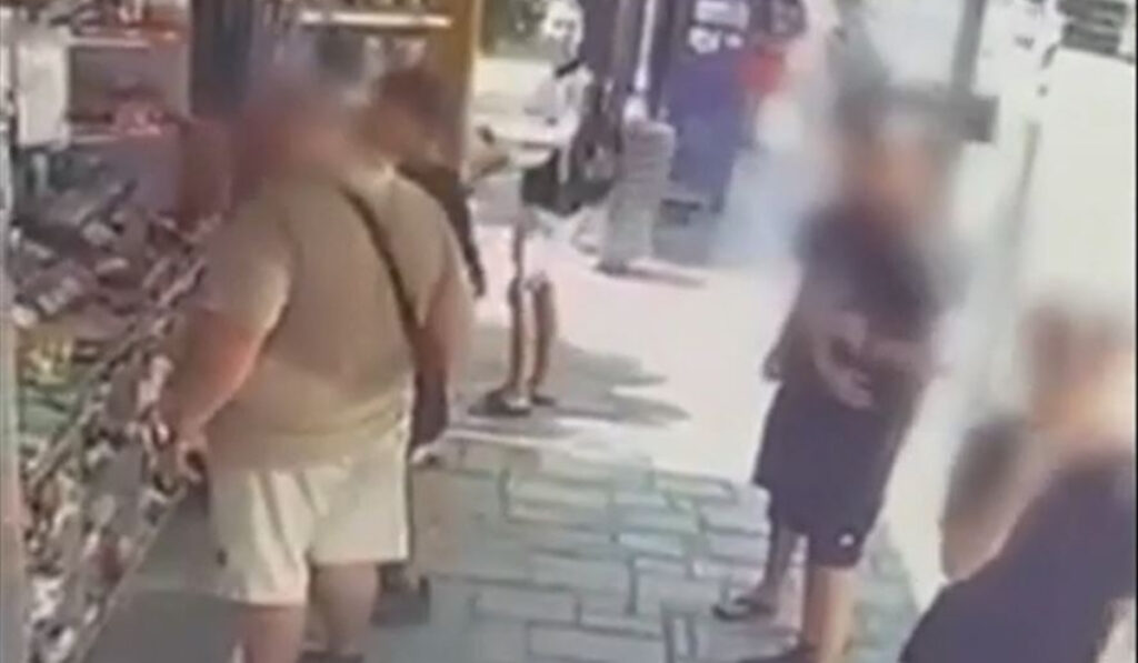 Εξοργιστικό βίντεο από την Κατερίνη: Άνδρας σπρώχνει παιδί με δύναμη και το πετάει σε ράφια περιπτέρου